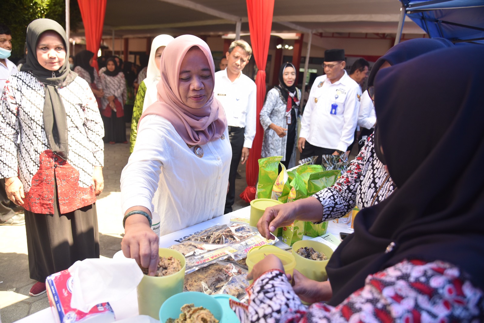 Tinjau Kalurahan Margoluwih Bupati Sleman Apresiasi Kreatifitas Produk Kuliner Warga.