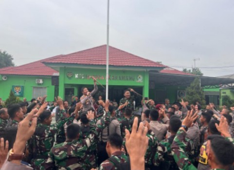 Kompak, TNI-Polri Gaungkan Lagu Sinergitas TNI-Polri Di Kodim 0604 Karawang 