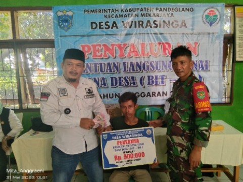 Serka Iman Ruhiat Babinsa Desa Wirasinga Kecamatan Mekar Jaya Lakukan Pengamanan Penyaluran BLT DD