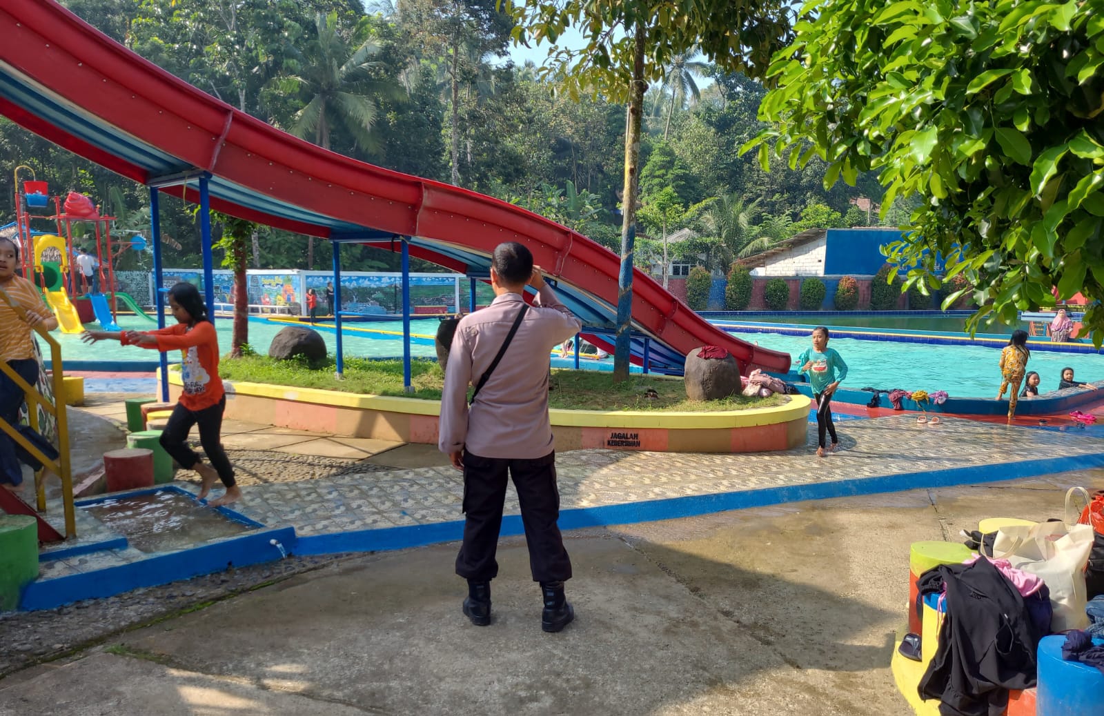 Polsek Menes Lakukan Pengamanan dan Edukasi Pengunjung Di Kolam Renang, Ini Pesan yang Disampaikan