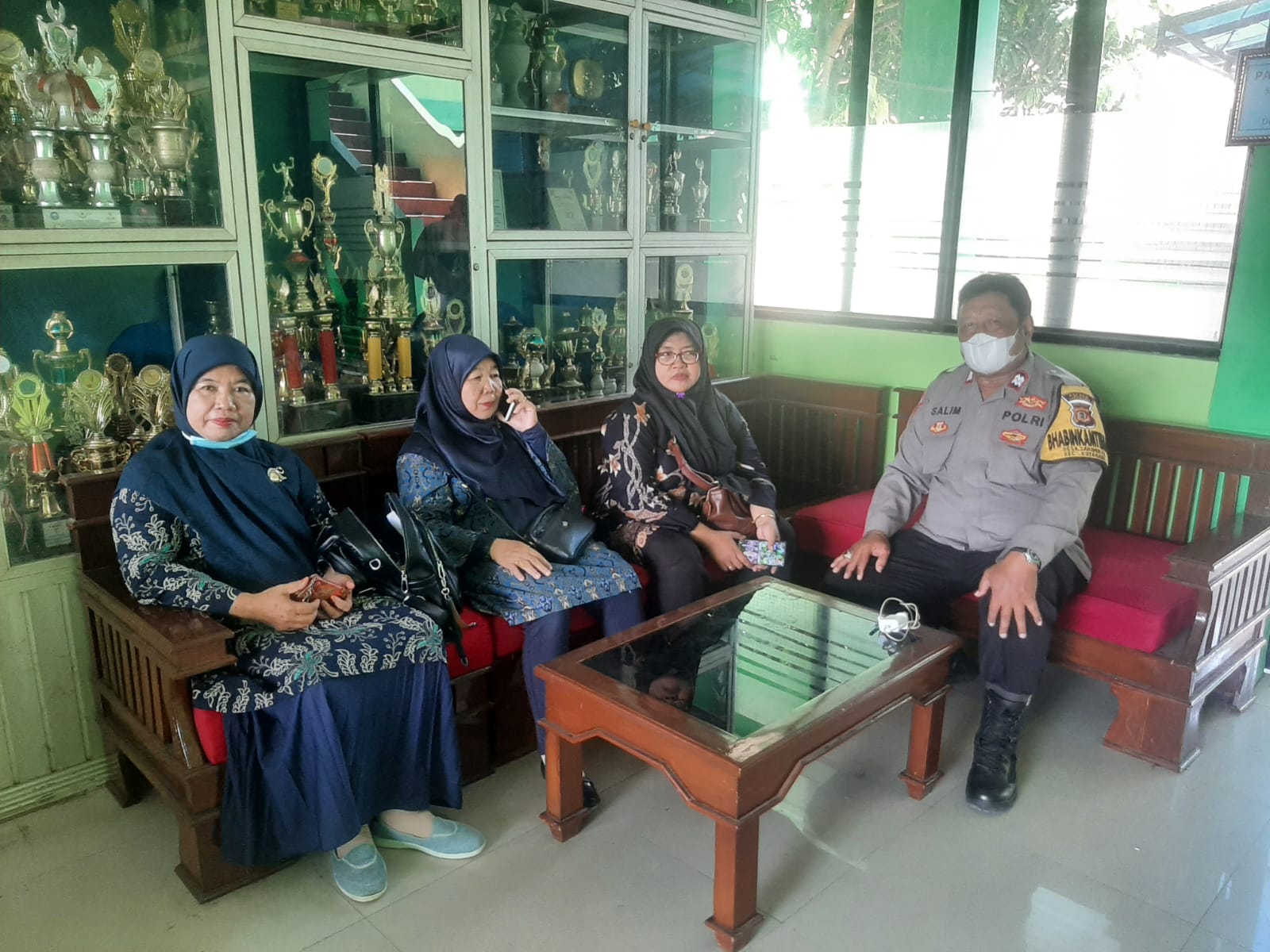 Bhabinkantibmas Polsek Kotabaru Amankan Pengumunan Kelulusan Siswa Siswi SMP 1 Kotabaru