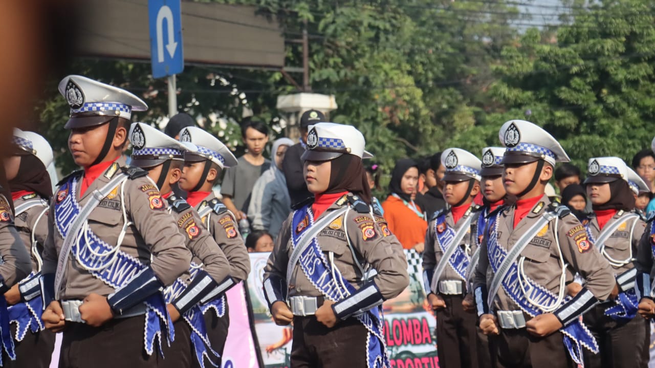 Aksi Menarik Polisi Cilik Polres Karawang Saat Acara Road Bike Karawang