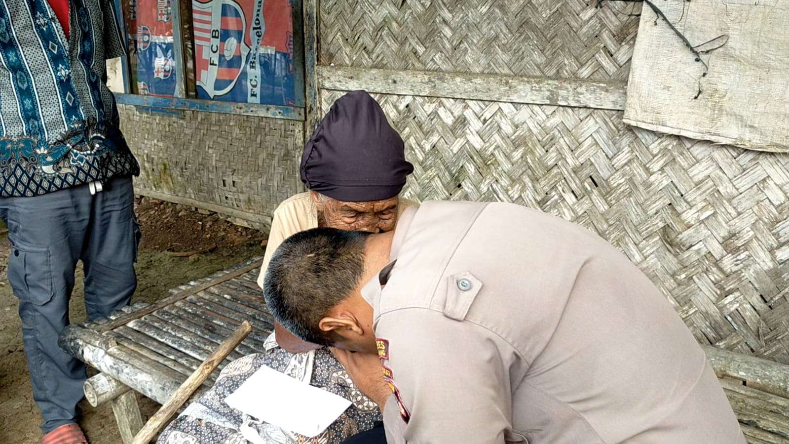 Jumat Barokah, Polres Karawang Santuni Mak Angkrih (104) Tahun Hidup Sebatang kara Seorang Penjaga Makam