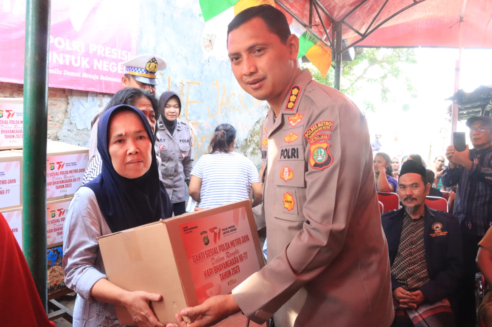 HUT Bhayangkara ke-77, Polres Metro Tangerang Kota Salurkan Ratusan Paket Sembako Bantuan Sosial Polda Metro Jaya