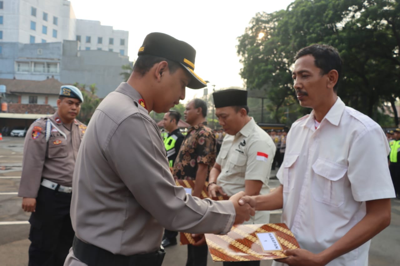 Kapolres Metro Tangerang Kota Berikan Penghargaan pada Apel Satkamling