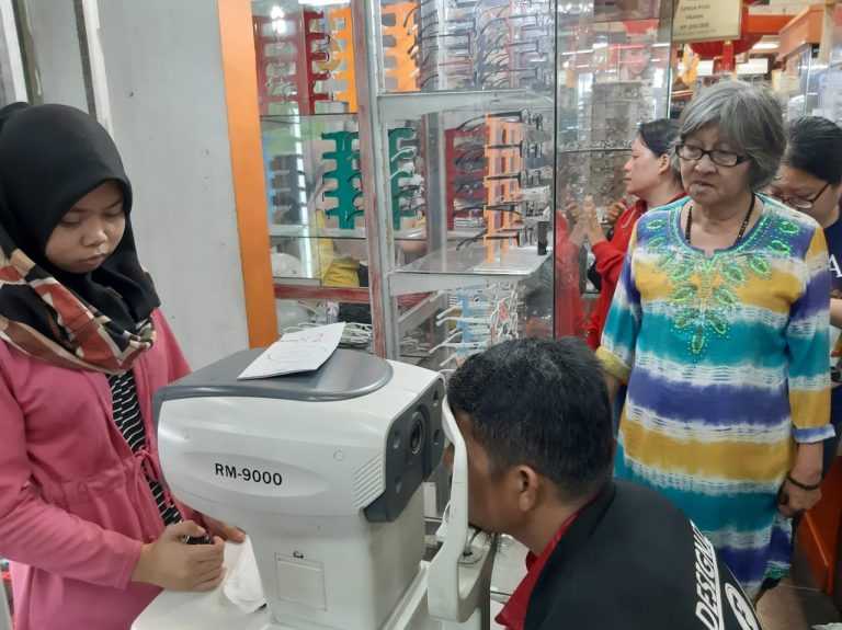 CALEG PSI DAPIL IV Ucok Horlas Monang Tigor NO. URUT 7, GELAR PEMERIKSAAN MATA DAN BAGIKAN KACAMATA GRATIS UNTUK WARGA DI KOTA TANGERANG