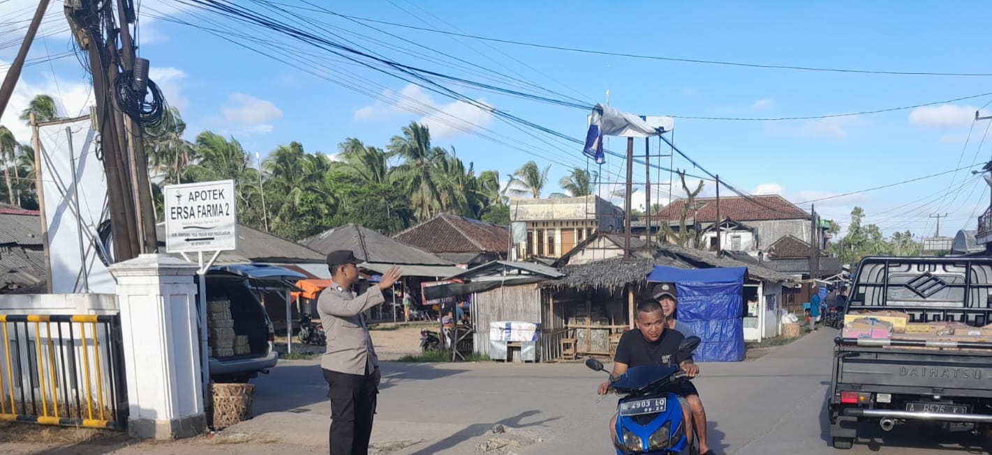 Anggota Polsek Pagelaran Giat Strong Point Sore di Pertigaan Pasar Pagelaran Kec Pagelaran