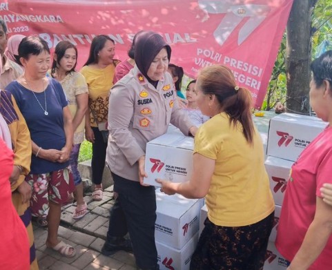 Dalam Rangka HUT Bhyangkara Ke – 77 , Kapolsek Batu Ceper Bagikan Sembako Pada Warga Yang Membutuhkan