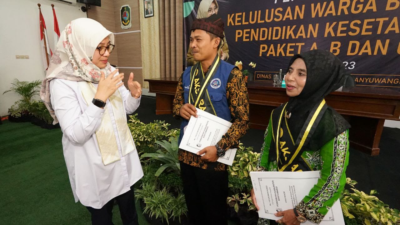 Kukuhkan 10 Ribu Warga Paket Akselerasi, Ini Pesan Bupati Ipuk