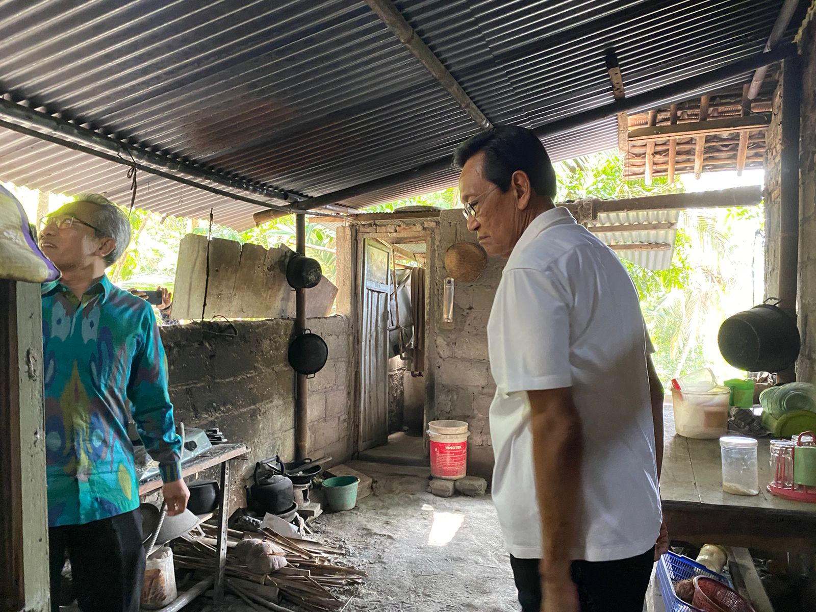 Sri Sultan HB X, Meninjau Rumah Terdampak Gempa di Bangunjiwo ,Bantul.