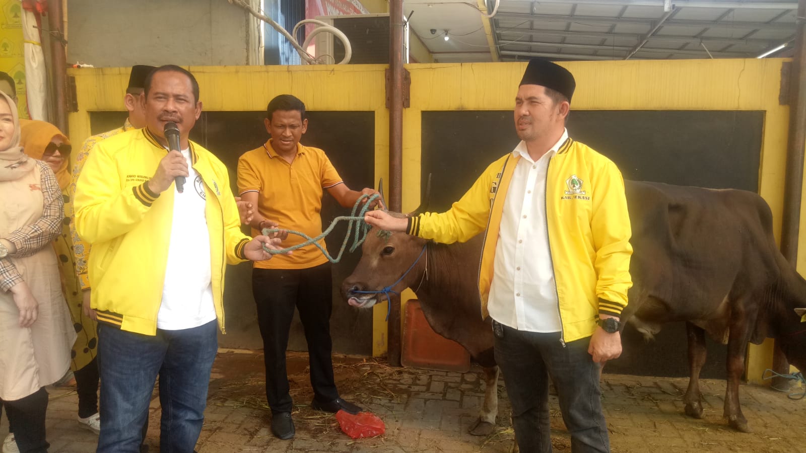 Golkar Kabupaten Bekasi Berbagi Daging Kurban Dengan Masyarakat