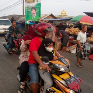 Cegah Kemacetan Anggota Polsek Pontang Melakukan Pengaturan Lalu Lintas di Pasar Begog 