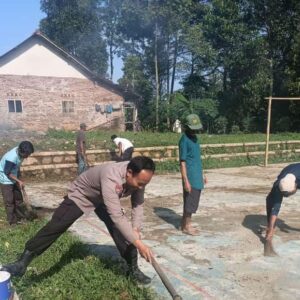 Ciptakan Lingkungan Bersih, Polsek Pulosari Bersama Masyarakat Bersih-Bersih