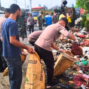 Peduli Kebersihan Lingkungan, Polsek Cikande Bersama Koramil dan Warga Angkut Tumpukan Sampah di Pinggir Jalan
