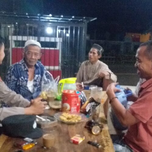Sambangi Warga Pada Malam Hari, Bhabinkamtibmas Ajak Warga Jaga Kamtibmas