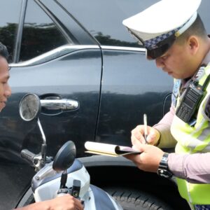 Hari Kelima Operasi Patuh Maung 2023, Ditlantas Polda Banten Beri Teguran Kepada Pengendara yang Parkir Sembarangan
