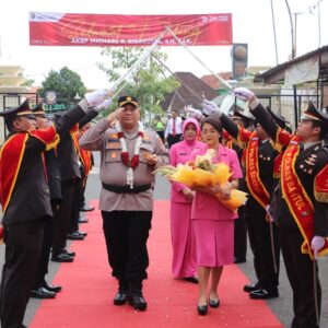 Pasukan Pedangpora Sambut Kapolres Bantul Yang Baru, Kereta Kencana Antar Kapolres Yang Lama.