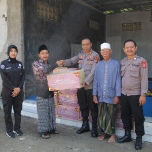Dalam Rangka HUT Bhayangkara ke-77, Bidhumas Polda Banten Berikan Puluhan Paket Sembako