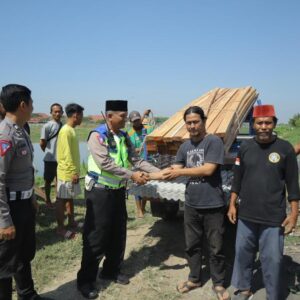 Polres Karawang Salurkan Bantuan Matrial ke Mushola As Shogir Rengasdengklok