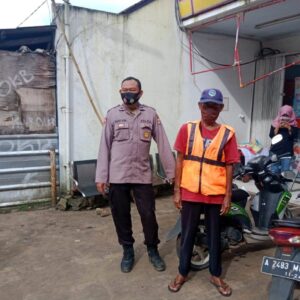 Datangi Petugas Parkir Alfamart, Polsek Menes Berikan Arahan