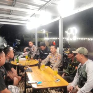 Sambangi Anak-anak Muda Yang Nongkrong, Patroli Polsek Rawamerta Sampaikan Himbauan Kamtibmas