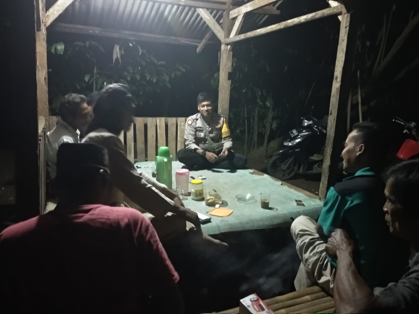 Sambang Pos Ronda, Bhabinkamtibmas Polsek Pagelaran Ingatkan Warga Tingkatkan Kewaspadaannya