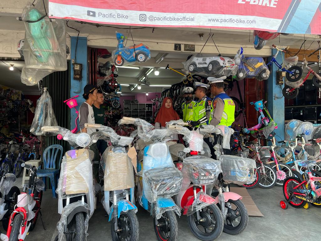 Edukasi Masyarakat, Sat Lantas Polres Karawang Sambangi Pertokoan