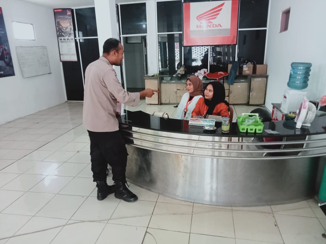 Sambangi Warga Personil Polsek Carita Berikan Himbauan Kamtibmas
