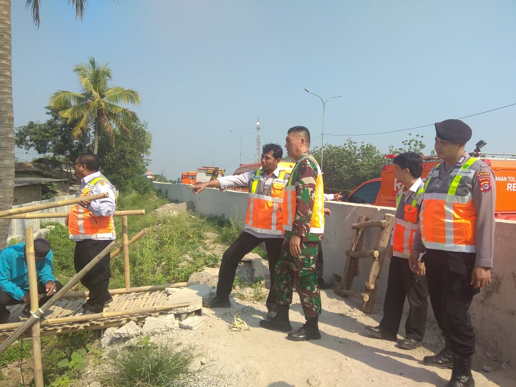 Personel Ditpamobvit Polda Banten Lakukan Patroli di Sepanjang Jalan Tol Tangerang-Merak
