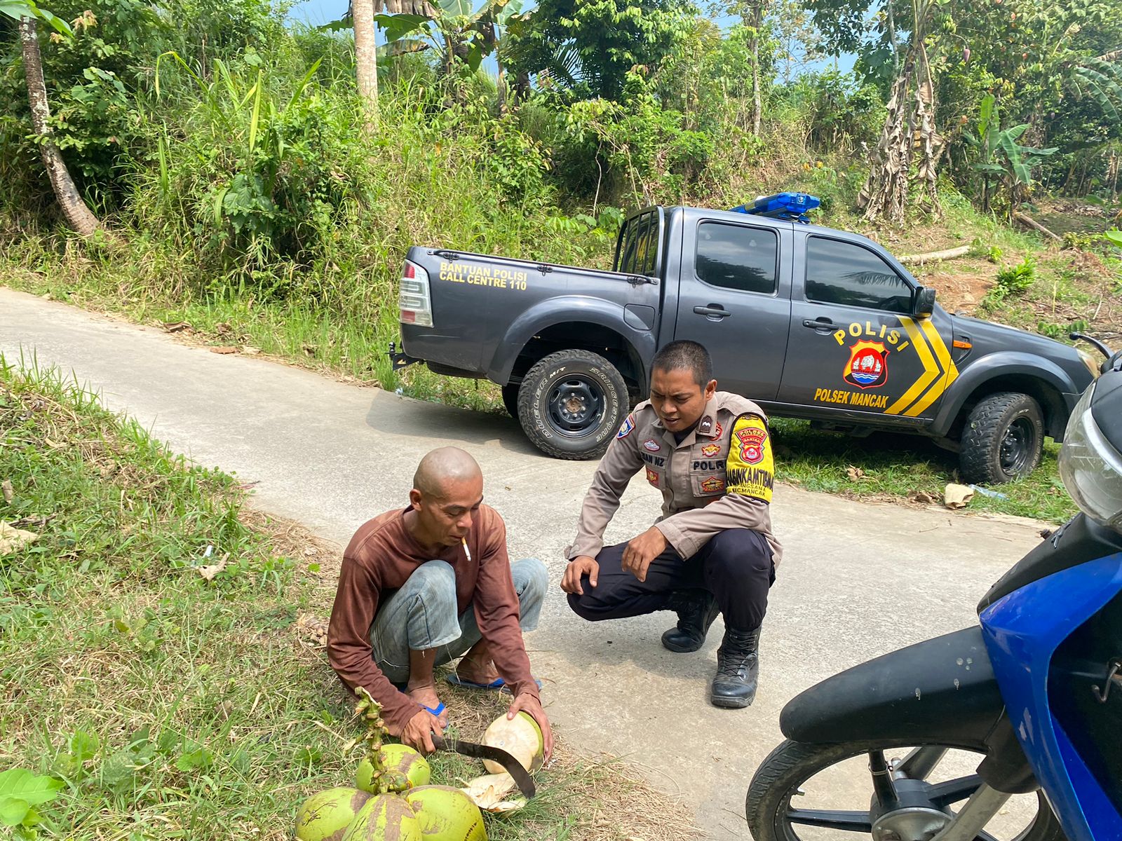 Personel Bhabinkamtibmas Polsek Mancak Polres Cilegon Sambangi Tokoh Masyarakat