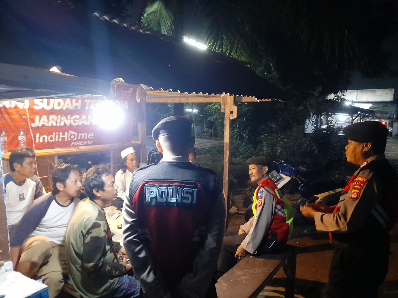 Tetap Jaga Situasi kamtibmas Personel Satsamapta Polres Serang Laksanakan Patroli Dialogis