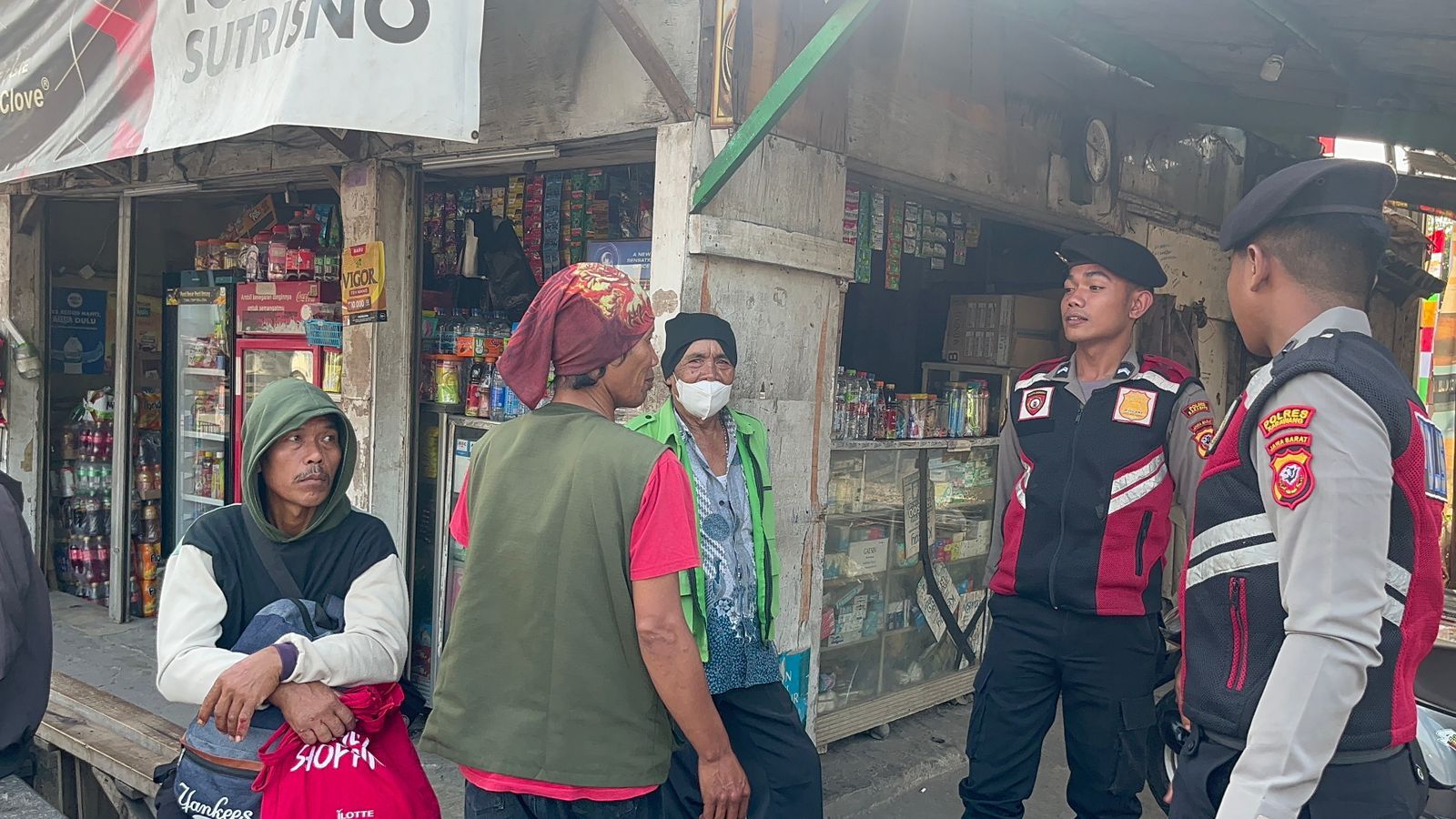 Anggota Sat Samapta Polres Karawang Laksanakan Giat Patroli Siang di Wilayah Hukum Polres Karawang