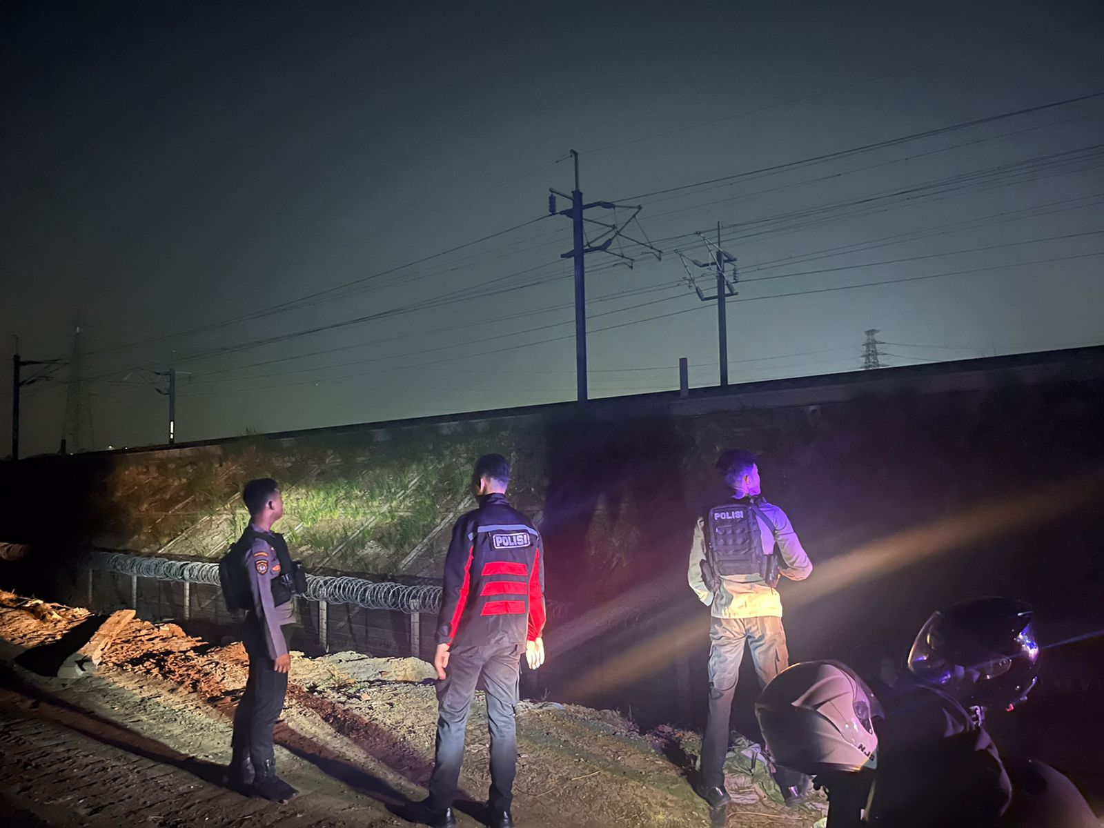 Anggota Sat Samapta Polres Karawang Pengaman objek vital nasional kereta cepat Jakarta Bandung KCJB