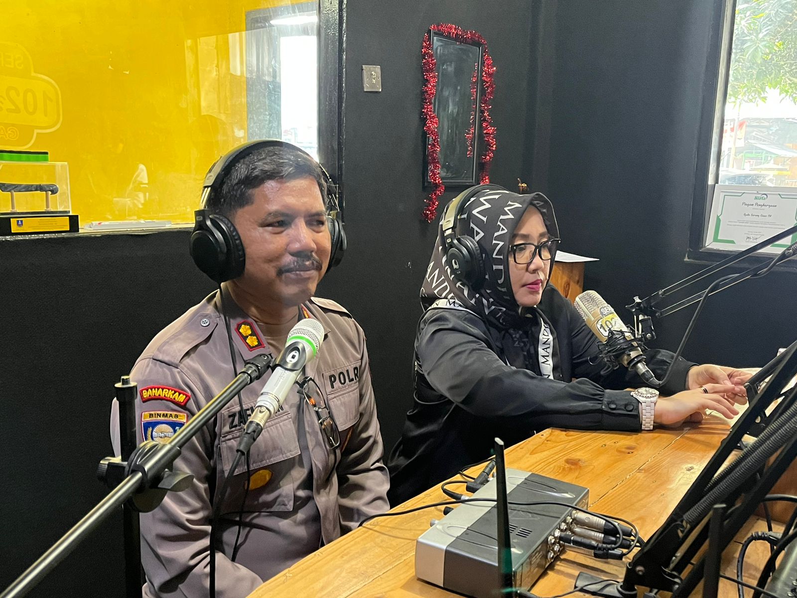 Melalui Talkshow, Wadir Binmas Polda Banten Jelaskan Prihal TPPO serta penanganan Saber Pungli di Radio Serang Gawe FM 102.8