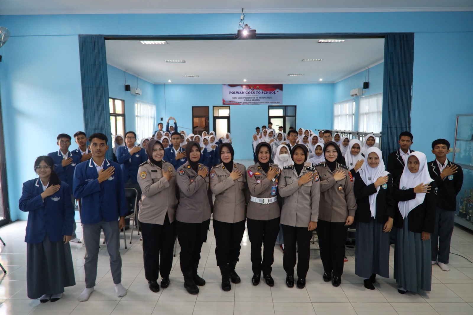 Dalam Rangka Memperingati Hari Jadi Ke 75, Polwan Polda Banten Gelar Goes To School