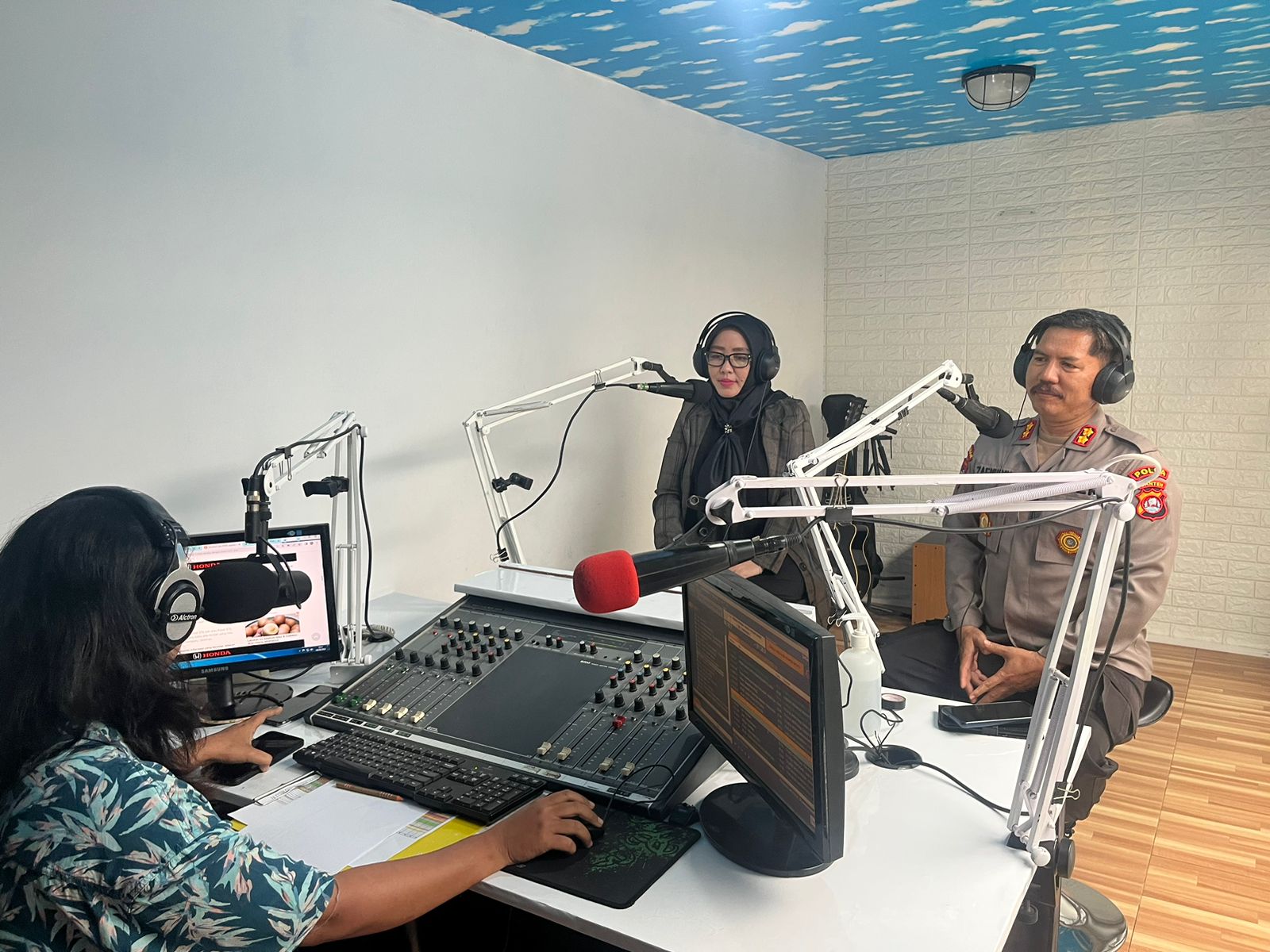 Melalui Talkshow, Wadir Binmas Polda Banten Jelaskan Prihal TPPO serta penanganan Saber Pungli di Radio Serang Megaswara 91.4 FM 