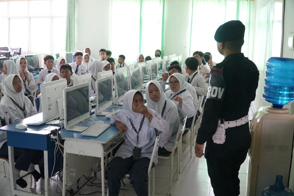 Brimob Kalbar Tanamkan Jiwa Pancasila Kepada Siswa-siswi SMPN 5 Pontianak