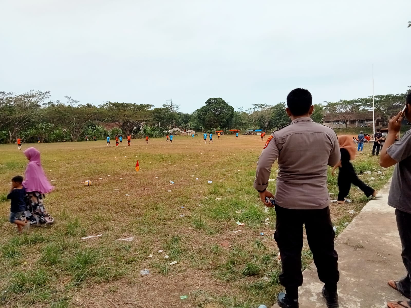 Personil Polsek Cimanggu Pam Turnamen Sepak Bola Antar desa Tingkat kecamatan 2023