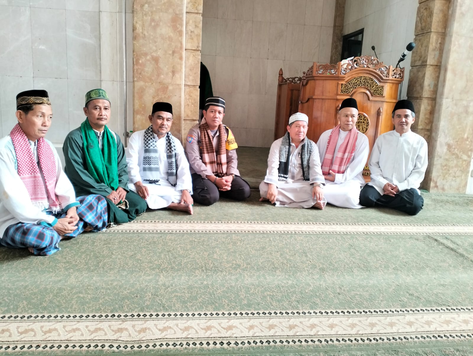 Usai Sholat Jum’at Bersama, Bhabinkamtibmas Kelurahan Kuta Jaya Sampaikan Pesan Kamtibmas
