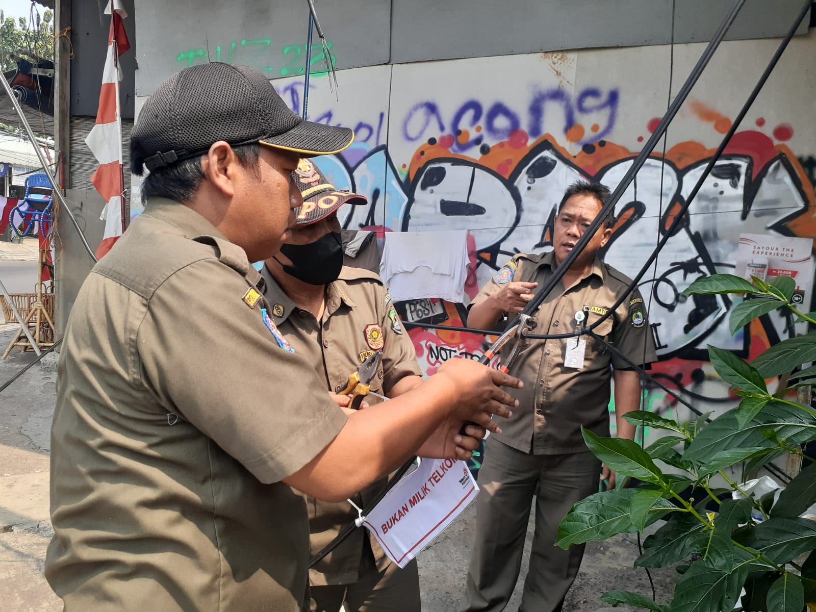 Polisi dan Pemerintah Kota Tangerang Respon Cepat Atasi Kabel Menjuntai Berbahaya