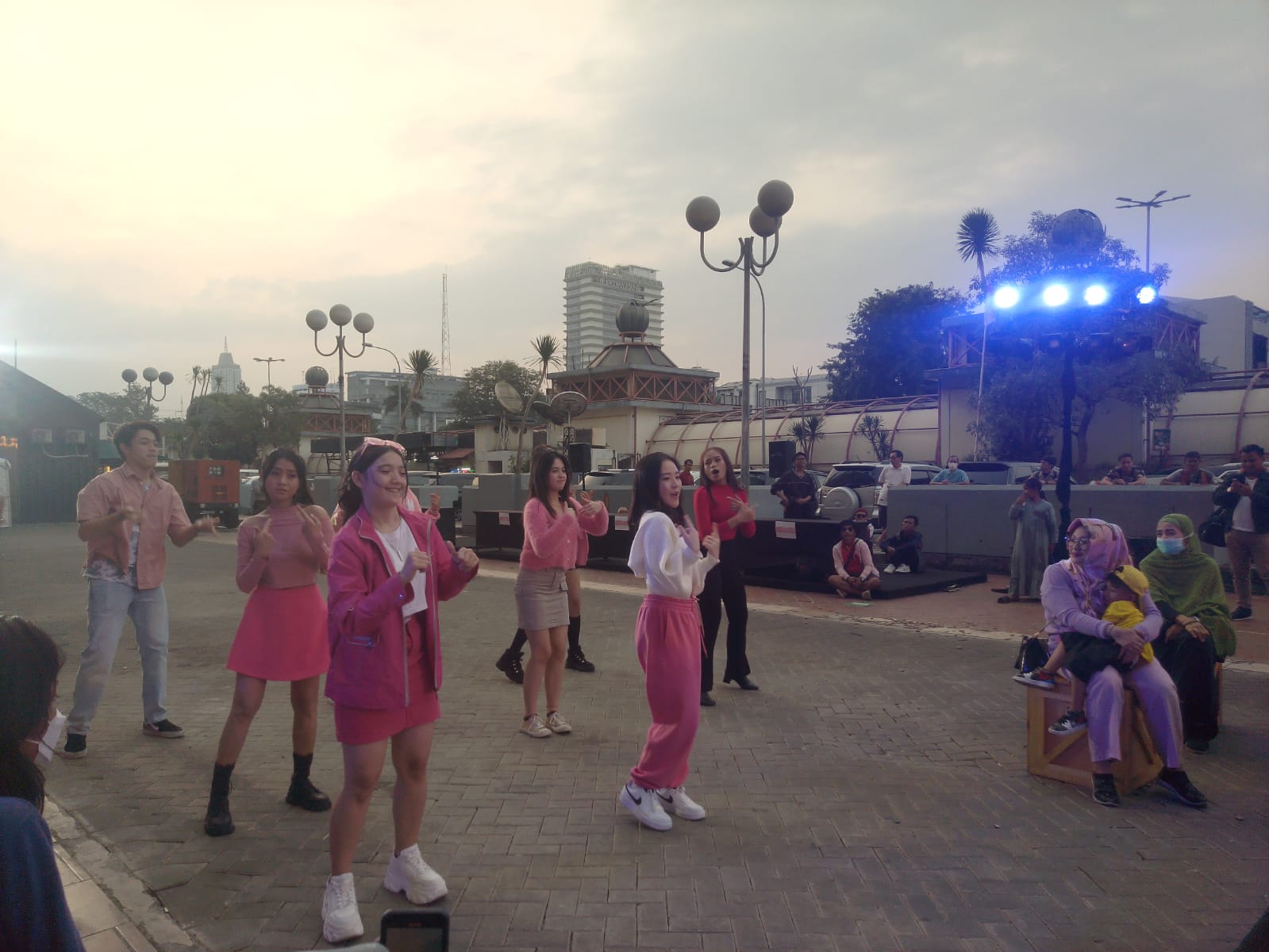 Citayam Fashion Week ‘Barbie Concept’ Jadikan Kawasan Blok M Square ‘Pinky’