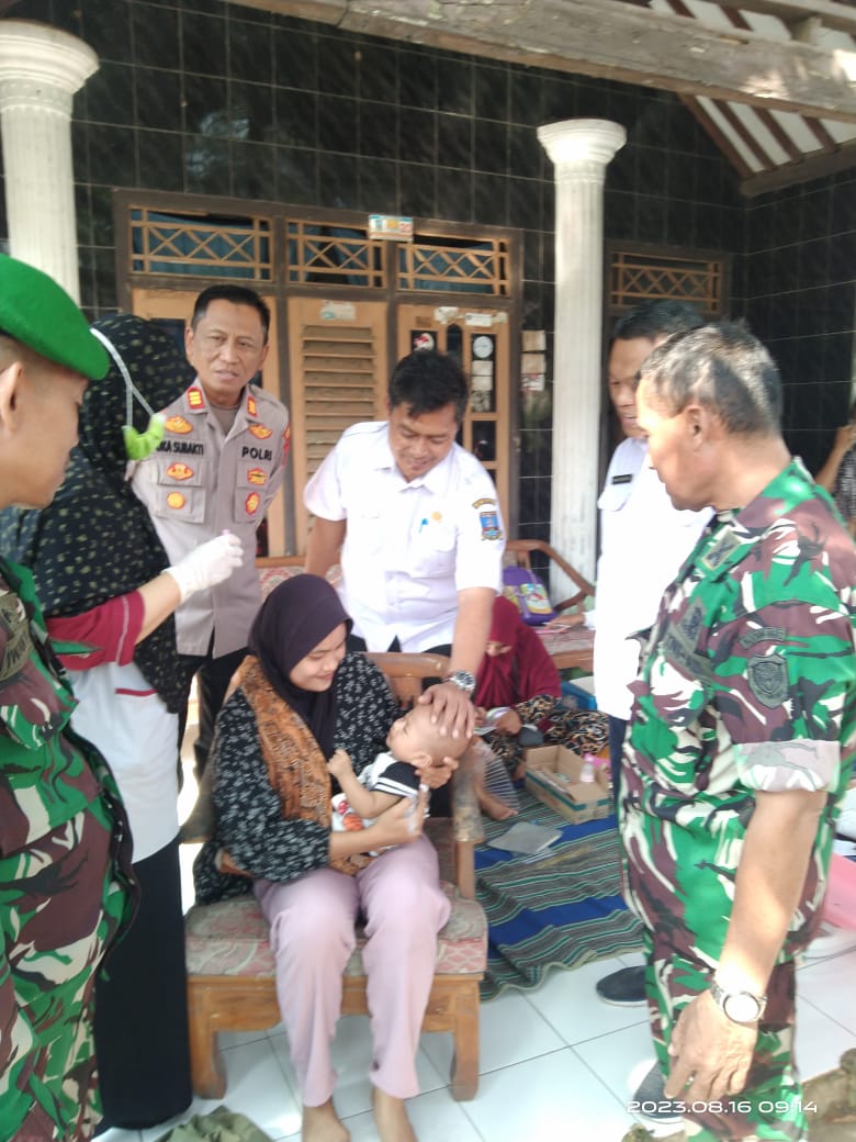 Kapolsek Petir Polres Serang Launching Pemberian Imunisasi Royavirus ( Vaksin Baru ) Desa Mekar Baru