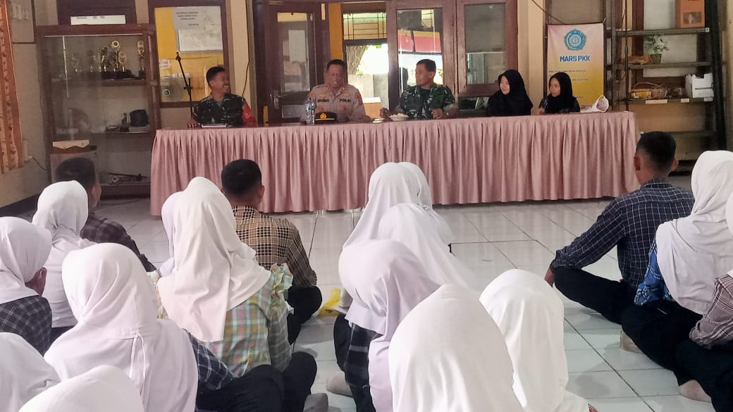 Kapolsek Petir Polres Serang Memberikan Pembekalan dan Pelatihan Paskibra dalam rangka HUT RI Ke-78 Tahun 2023 Tingkat Kec. Petir
