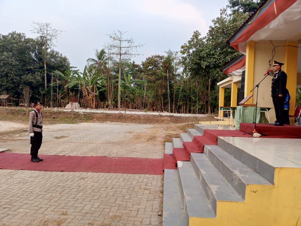 Kapolsubsektor Tunjung Teja Polres Serang Menjadi Inspektur Upacara Penurunan Bendera Merah Putih 