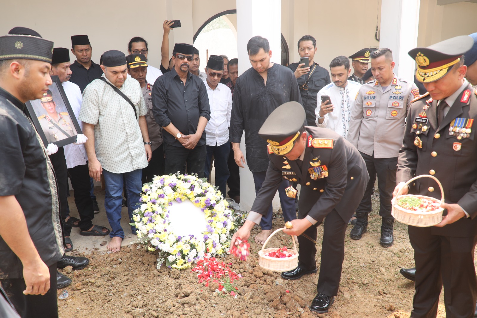 Kapolda Banten Menjadi Inspektur Upacara Pemakaman Irjen Pol (Purn) Drs. H. Abdurachman