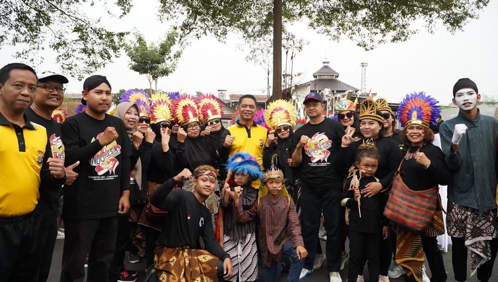 Rayakan HUT RI ke-78, Kapolda DIY Jalan Sehat Bersama Warga Padukuhan Ngentak Caturtunggal.
