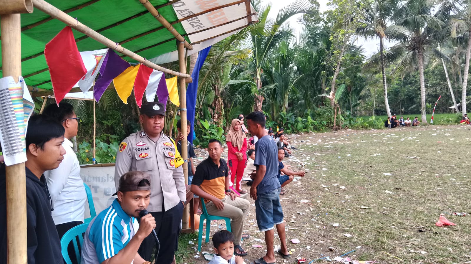 Anggota Polsek Petir Polres Serang Melaksanakan Pengamanan Kegiatan Turnamen Sepak Bola Antar RT 