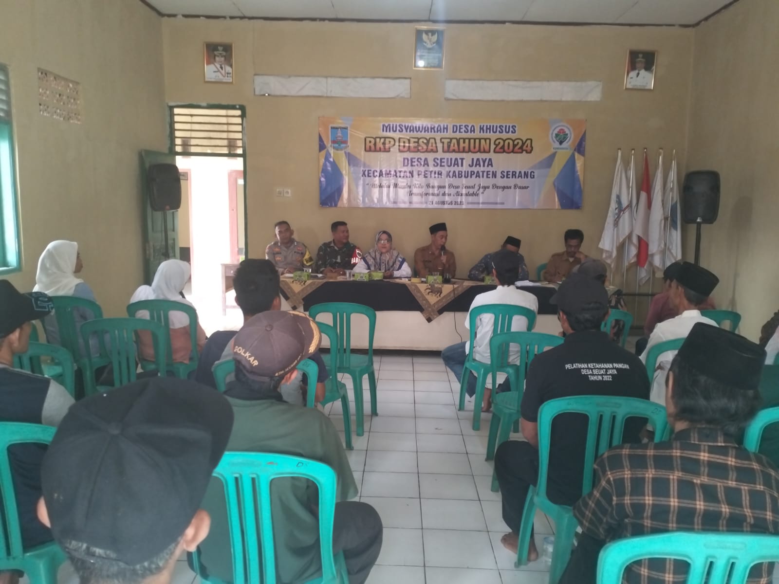 Bhabinkamtibmas Polsek Petir Polres Serang Hadiri Musdes Seuat Jaya Dalam Penyusunan Rencana Kerja Pembangunan Desa 2024 dan DU-RKPDES Tahun 2025