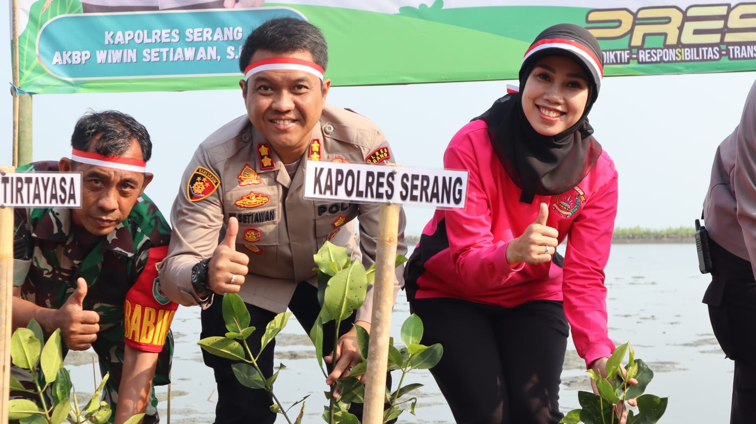 Peringati HUT RI ke 78, Polres Serang Lakukan Penanaman Ribuan Pohon di Pesisir Laut Tirtayasa
