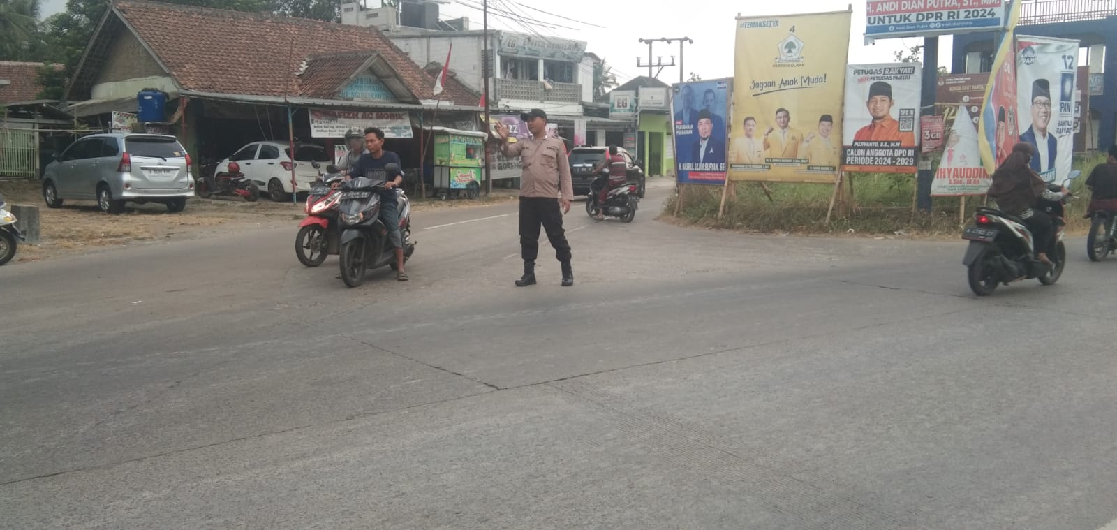 Berikan Terbaik Untuk Pengguna Jalan Raya, Dengan Strong Poin Pagi Oleh Anggota Polsek Petir Polres Serang